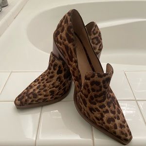 Vince Camuto Loafer. Size 6. Worn about 2 hours. Perfect condition. No box